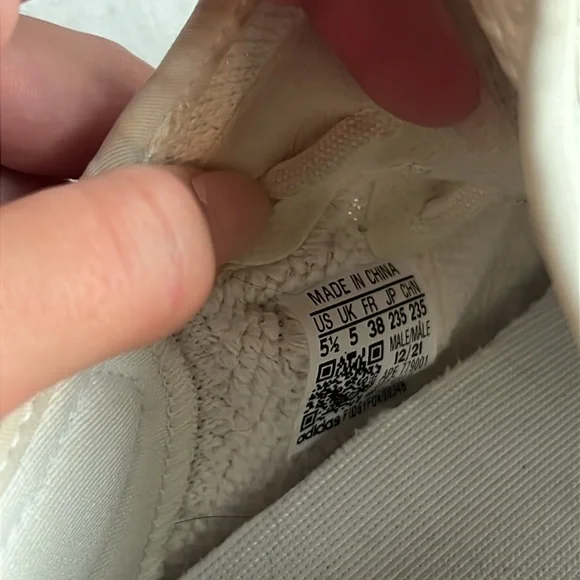 Yeezy Boost 350 V2 in Cream - Picture 4 of 4